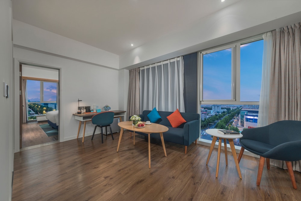 Suite, 1 Bedroom - Photo 2