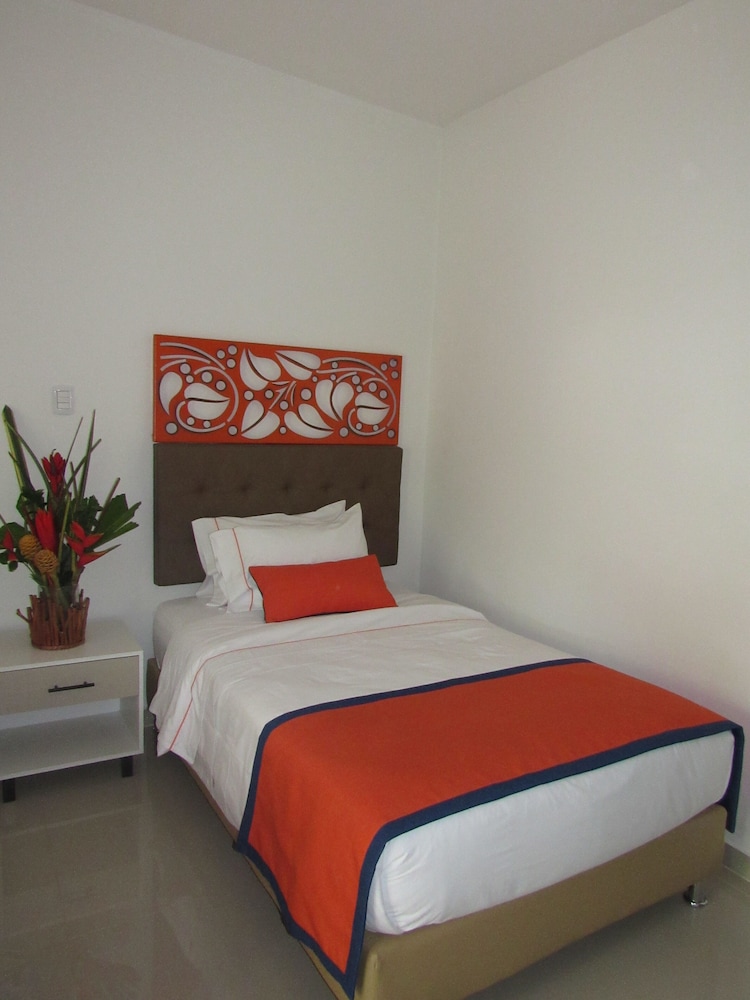 Deluxe Single Room, 1 Queen Bed, Non Smoking, Garden View photo 2
