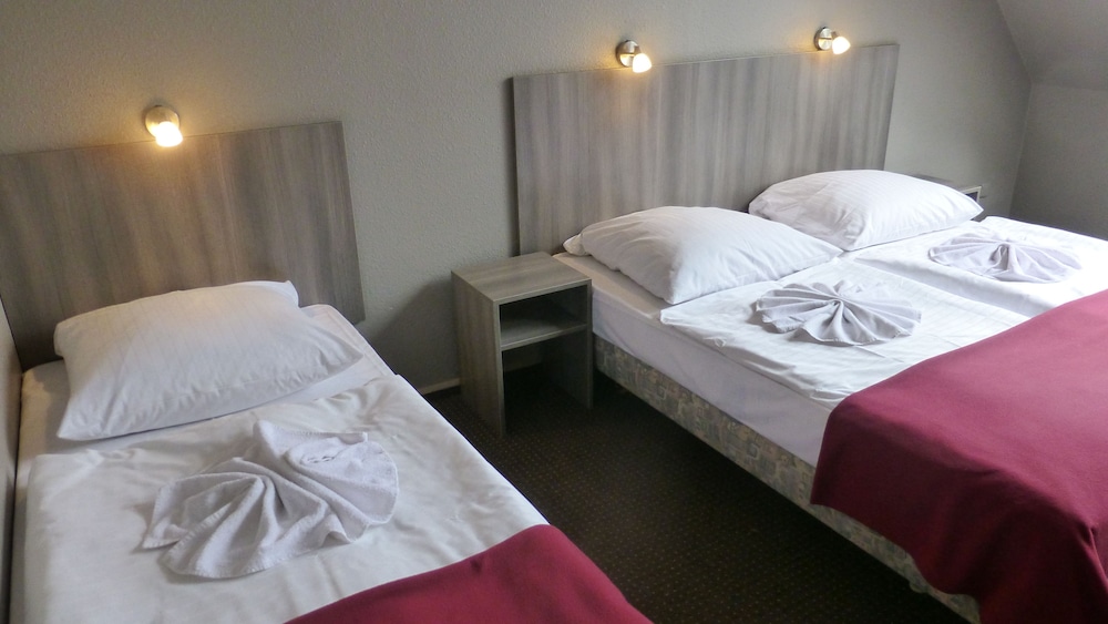 Economy Triple Room photo 2