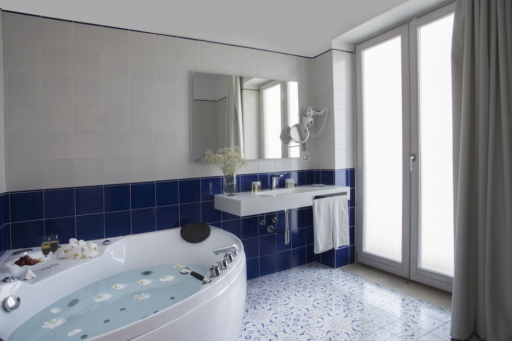 Junior Suite, 1 Double Bed, Partial Sea View - Photo 6
