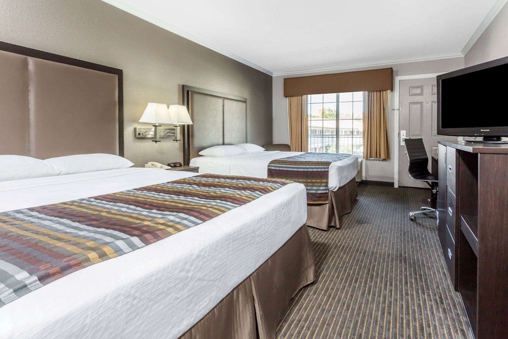 Standard Room, 2 Queen Beds photo 1