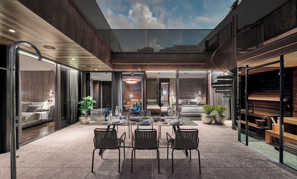 Deluxe Penthouse, Private Pool, Lake View photo 2