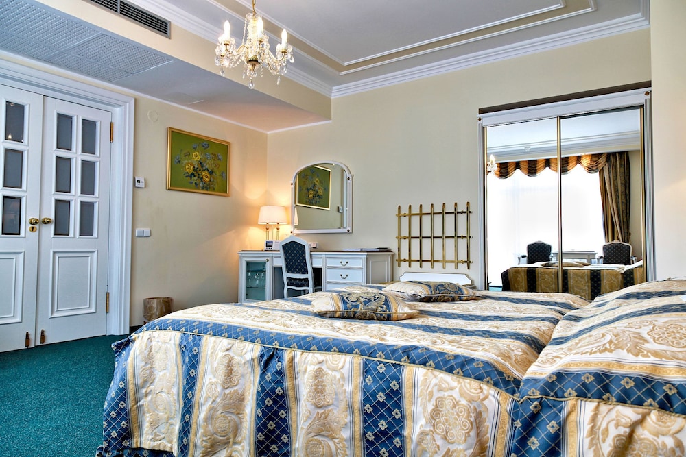 Junior Suite, 1 Bedroom - Photo 2