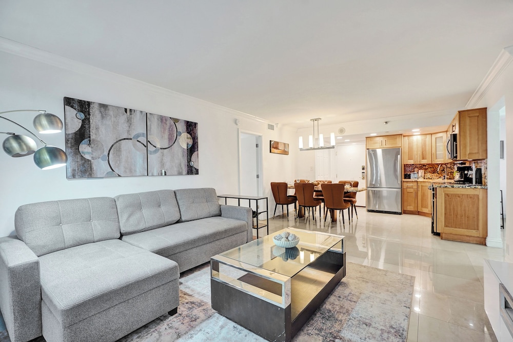 Beach Condo with Resort Perks, Pools, Fitness Center, and a Relaxing Bathtub 916