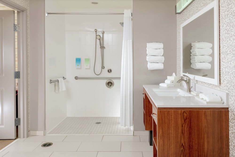 Suite, 1 King Bed, Accessible (Roll-in Shower) - Photo 4