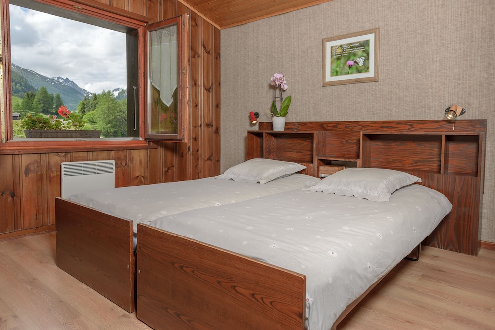 Standard Twin Room, Non Smoking, Mountain View photo 2
