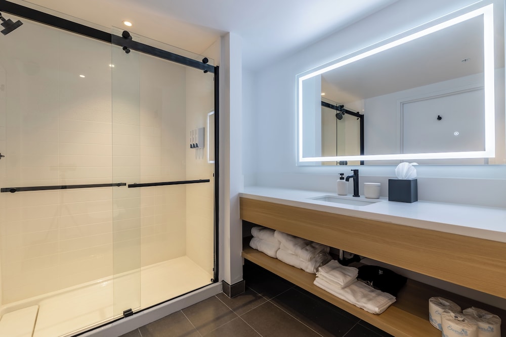 Deluxe Room, 1 King Bed, Non Smoking, Balcony - Photo 8