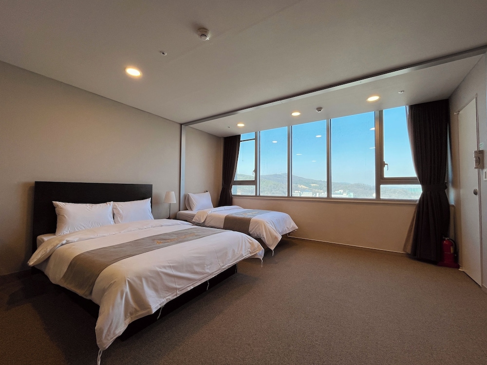 Standard Twin Room - City View