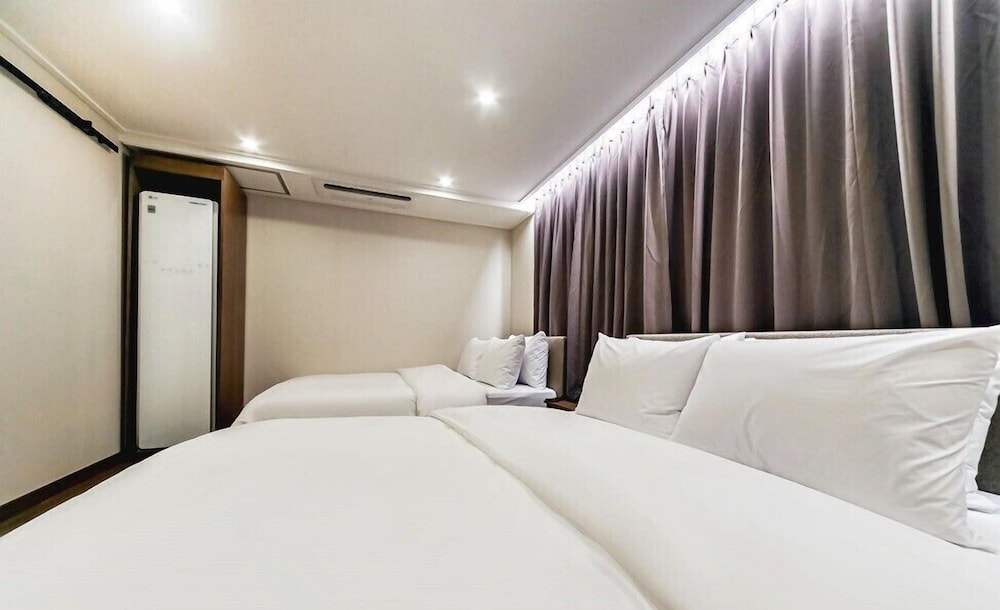 Luxury Suite - Photo 12