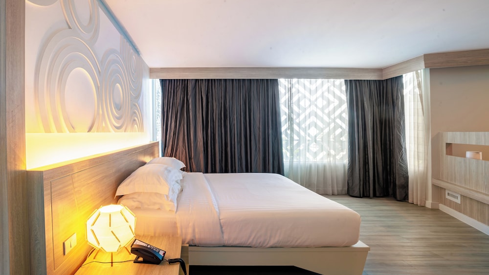 Suite, 1 King Bed, Non Smoking, City View - Photo 4