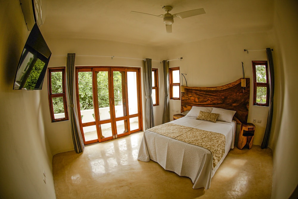 Deluxe Room, 1 Queen Bed, Private Bathroom - Photo 2