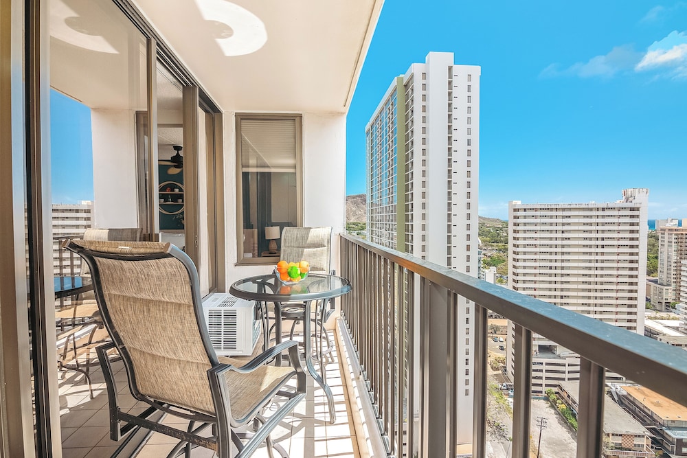 High Floor Ocean View Condo (King Bed and Parking): Condo, 1 Bedroom, Ocean View (0159) photo
