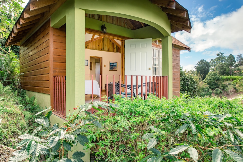 Deluxe Quadruple Room, 1 King Bed With Sofa Bed, Non Smoking (Butterfly Cottage) photo 3