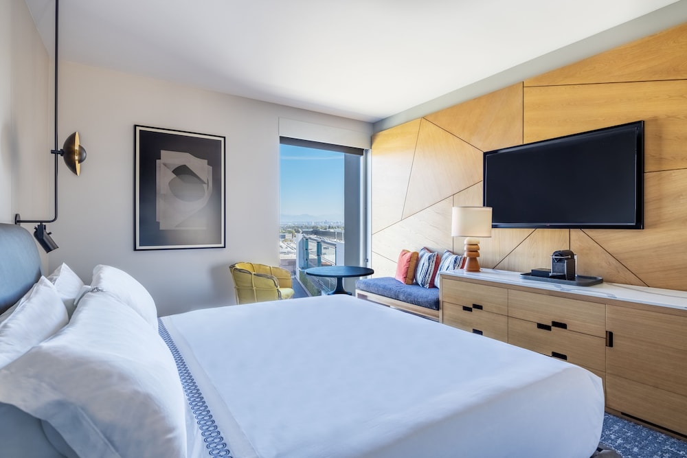 Room, 1 King Bed (Hollywood Hills View) - Photo 2
