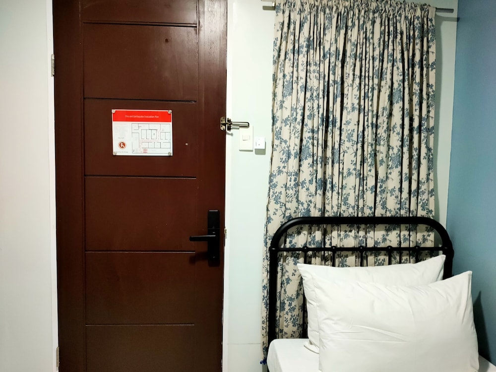 Basic Single Room - Photo 4