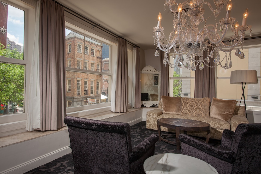 Premier Suite, 1 King Bed, City View, Corner (Cosmopolitan Corner King Suite (CCS)) photo 3