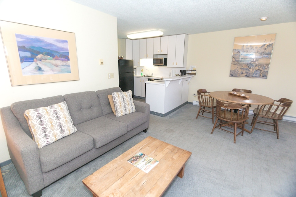 Signature Room, 1 King Bed with Sofa bed, Kitchen, Pool View (1 Bedroom Unit- 110- Pet Friendly) - Photo 9