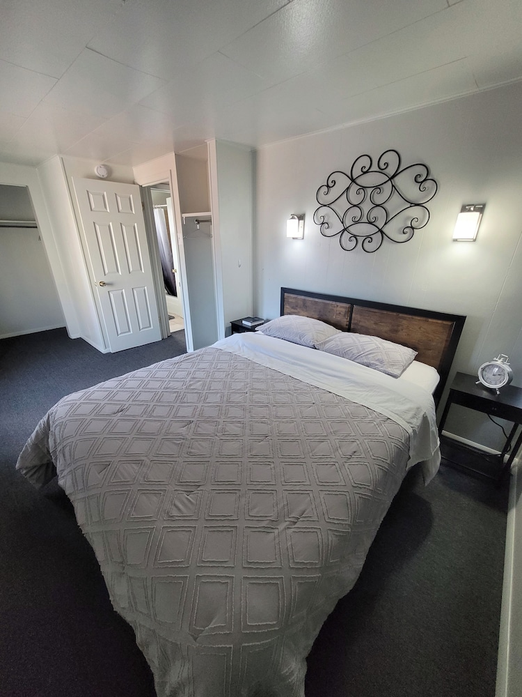 Deluxe Cabin, 1 Queen Bed, Kitchen photo 1