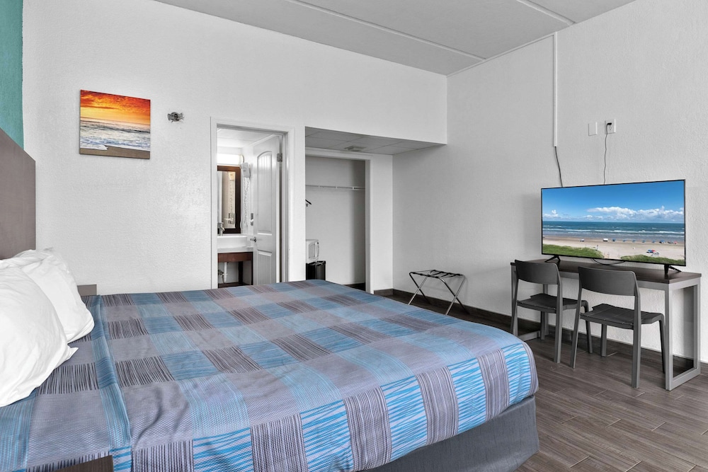 Standard Room, 1 King Bed, Non Smoking - Photo 2