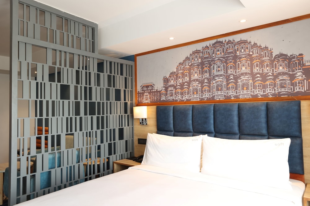 Suite, 1 King Bed, Kitchenette (Dining) - Photo 3