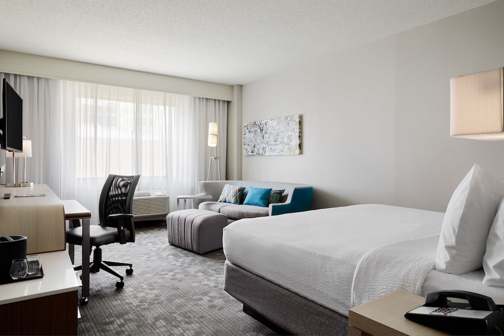 Room, 1 King Bed with Sofa bed (Mobility Accessible, Tub) - Photo 4