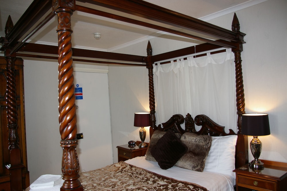 Four Poster Room – Mountain View (Room 2) photo 2
