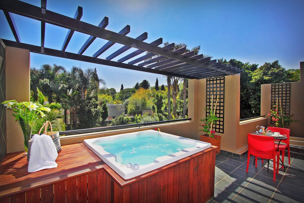 Luxury Suite with Private Jacuzzi - Photo 9