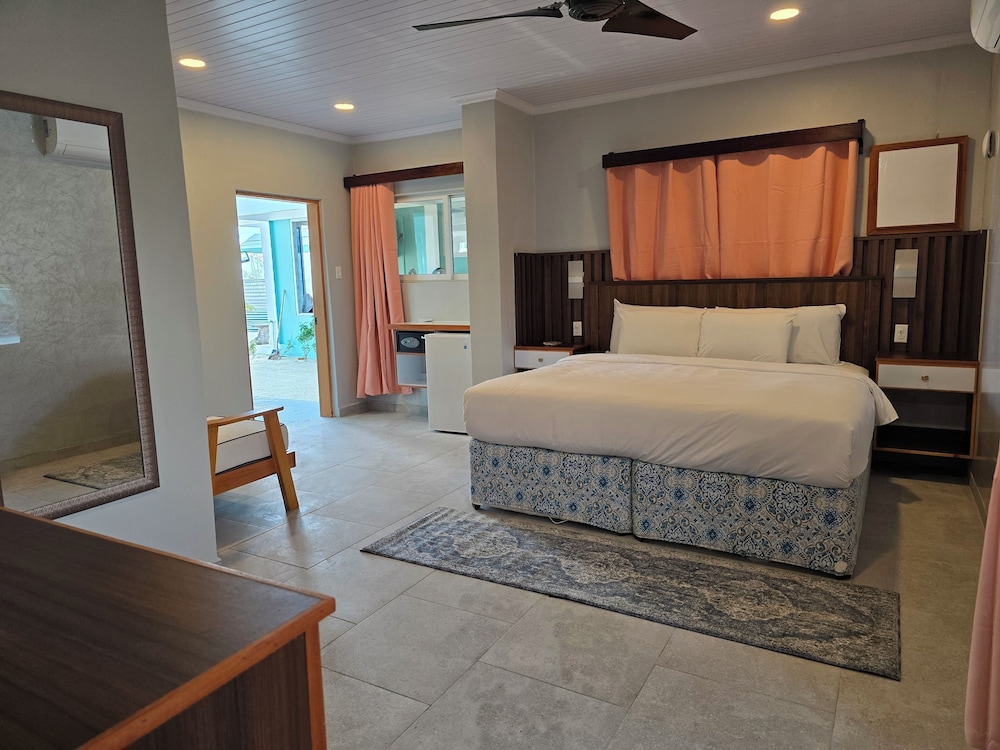 Standard Room, 1 King Bed photo 2