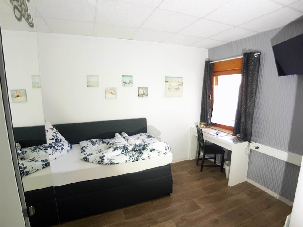 Superior Single Room, 1 Twin Bed, Non Smoking, Refrigerator & Microwave photo 1