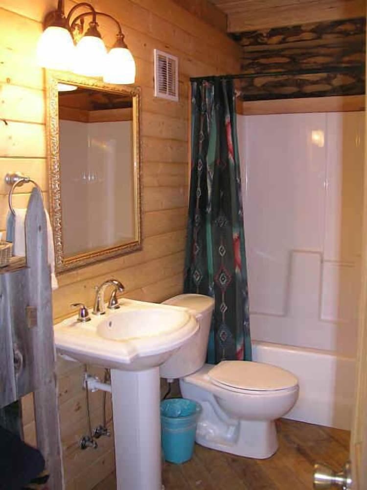 Deluxe Cabin, 2 Bedrooms, 2 Bathrooms, River View photo 3