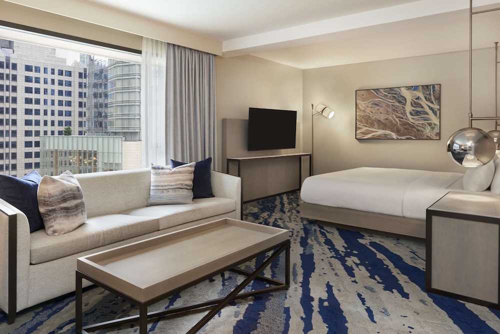 Junior Suite Accessible Room - One King Bed - Photo 2