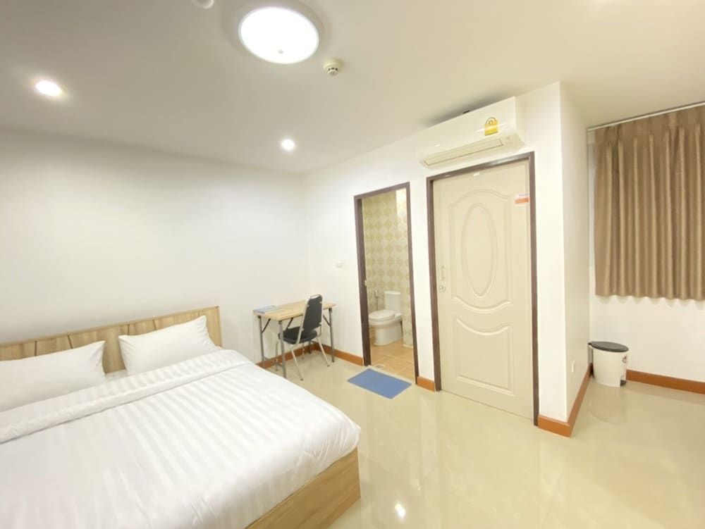 Standard Room, 1 King Bed, Non Smoking photo 3