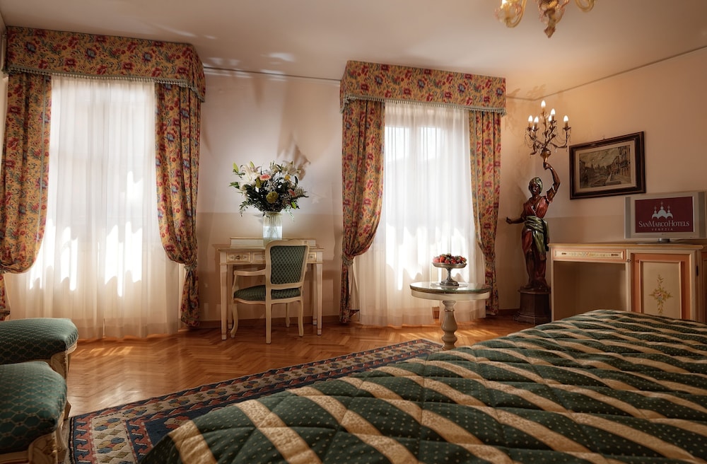 Superior Double or Twin Room, Canal View - Photo 4