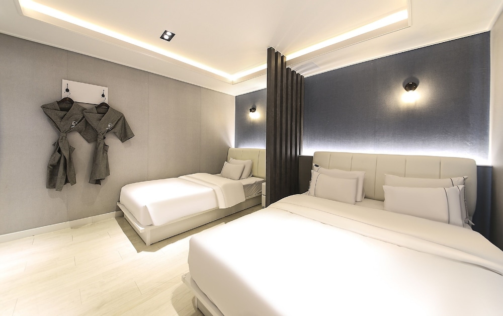 Deluxe Twin Room, City View photo 3