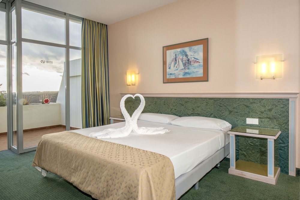 Twin Room Single Use thumbnail 5