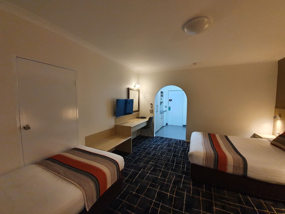 Deluxe Twin Room, Kitchenette (1 queen and 1 single bed) photo 2