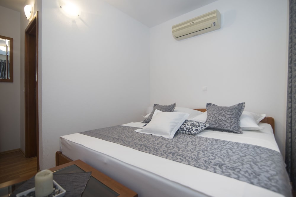 Room (S1)