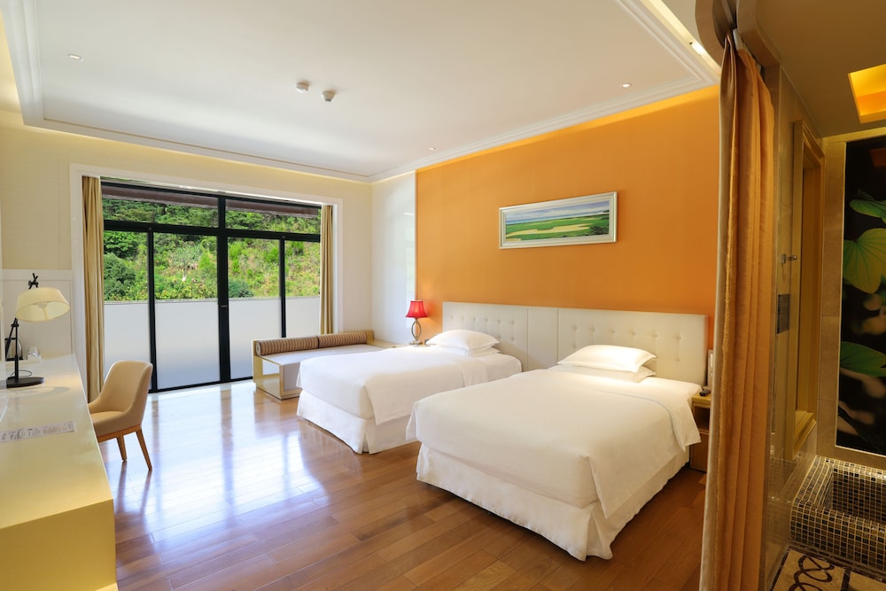 Room, 2 Double Beds, Mountain View photo 3