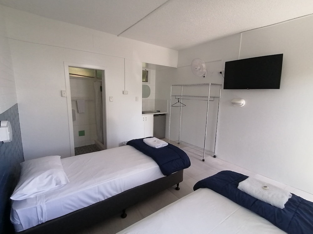 Twin Room, 2 Twin Beds, Ensuite photo 2