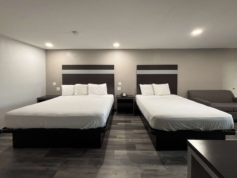 Standard Room, Multiple Beds, Non Smoking - Photo 2