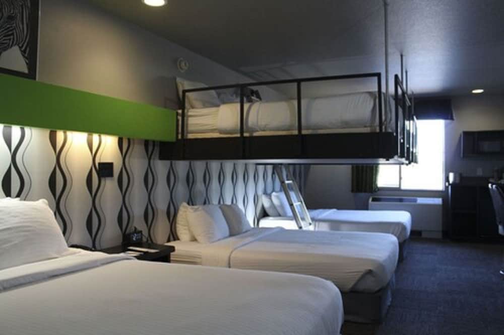 Deluxe Room, Multiple Beds (Bunk) photo 2