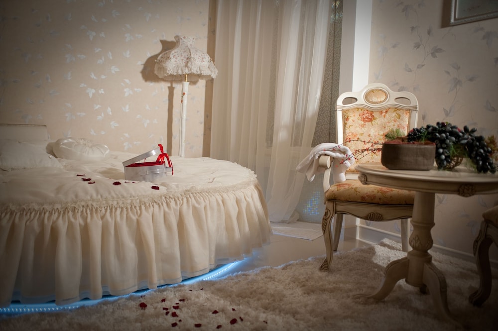 Honeymoon Suite