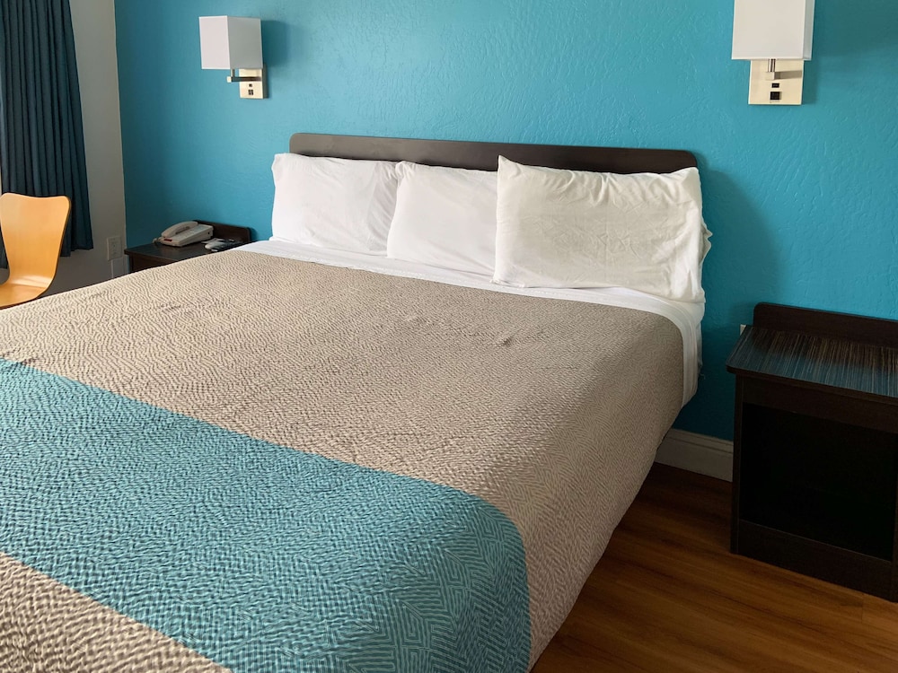 Standard Suite, 1 King Bed, Non Smoking, Refrigerator & Microwave photo 3