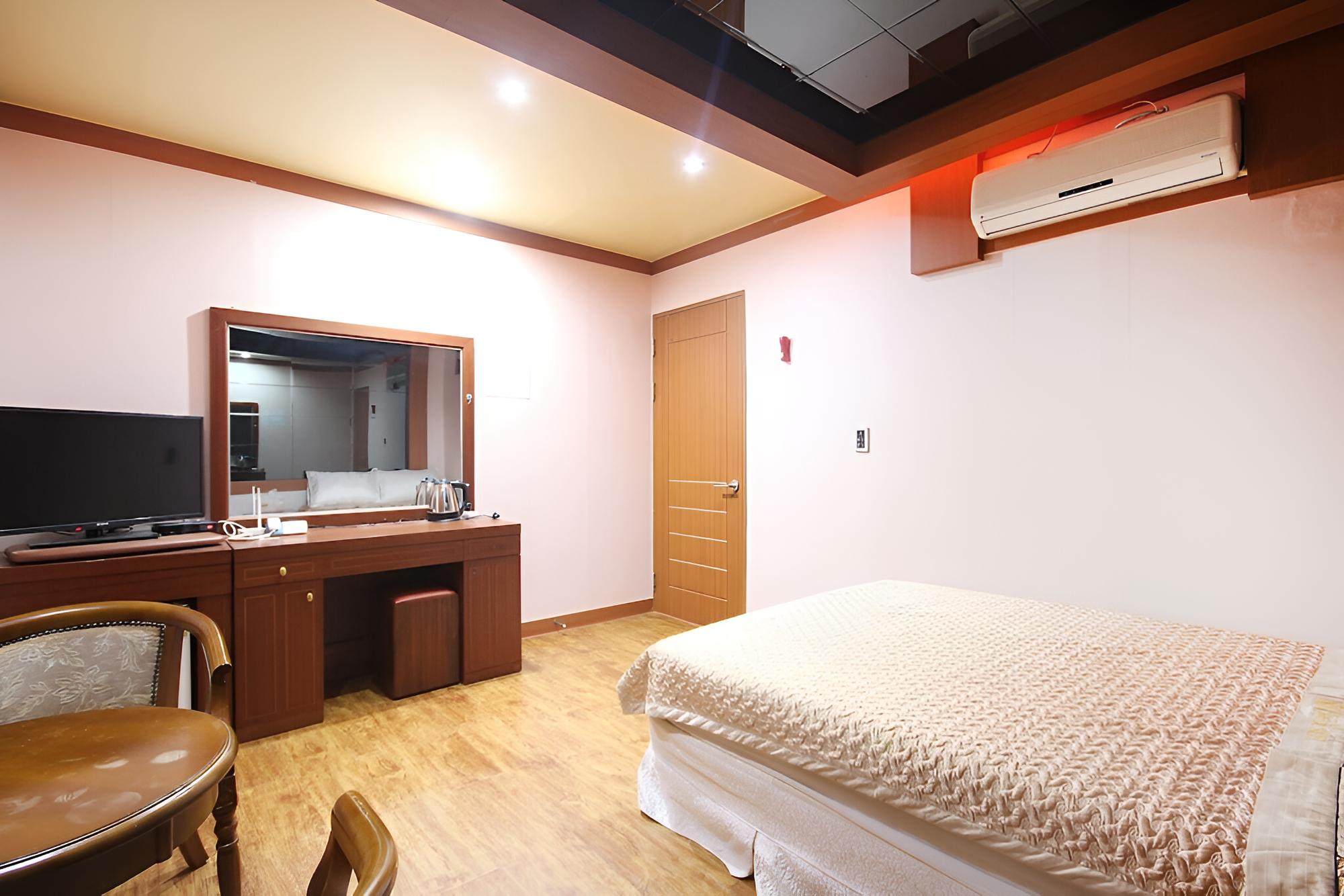 Room (Standard Room) - Photo 24