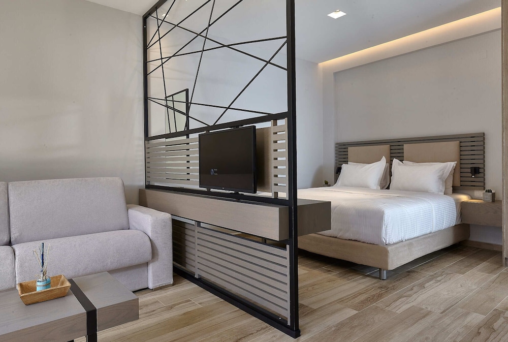 Deluxe Open Plan Suite photo 3