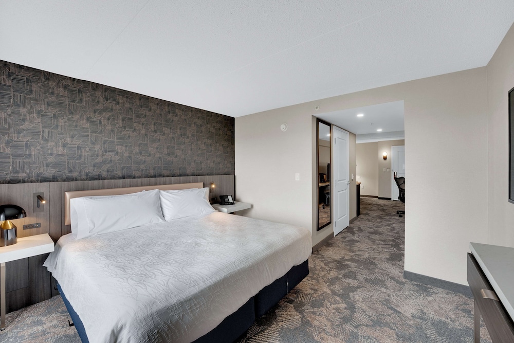 King bedroom evolution suite