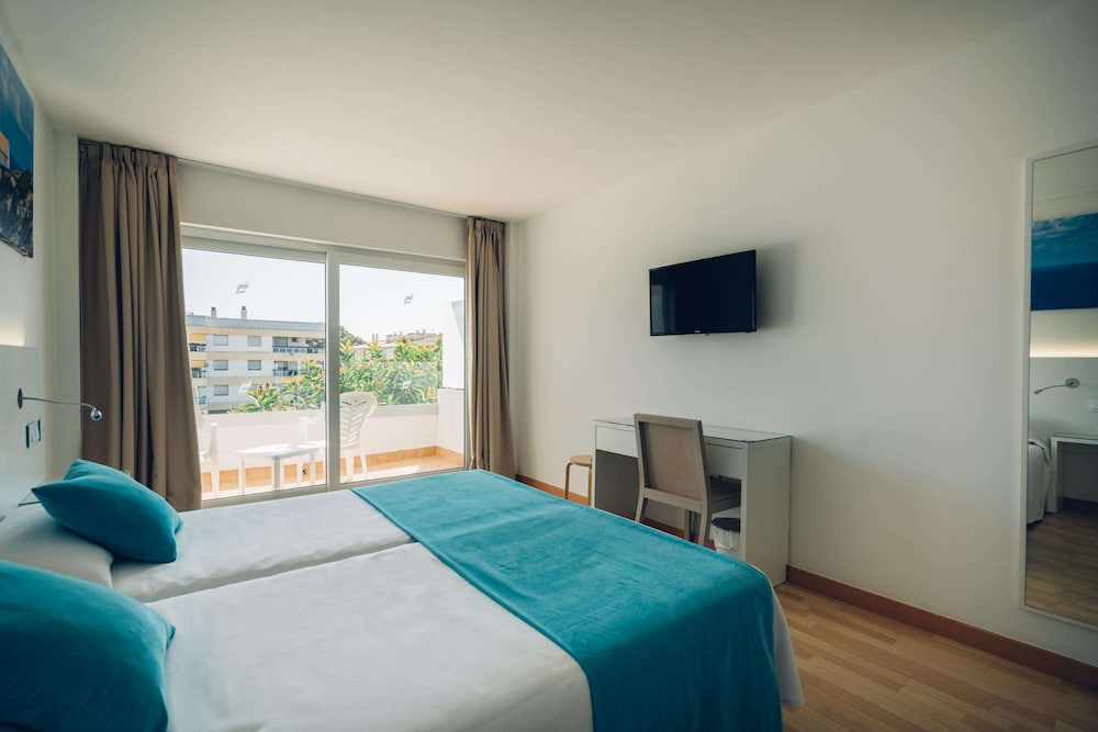 Standard Double Room Single Use, Pool View - Photo 4
