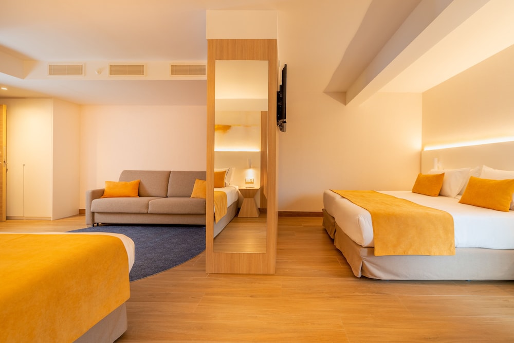 Family Room (3 adults + 1 child)