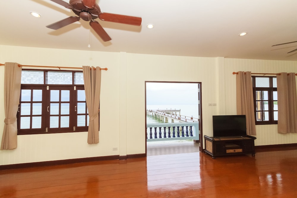 Room, 3 Bedrooms
