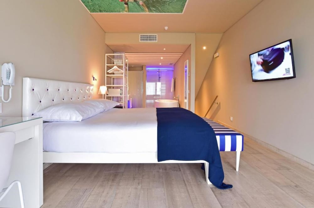 Deluxe Double Room, Sea View thumbnail 5